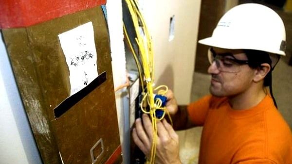 el electricista Zuera reparando averías eléctricas